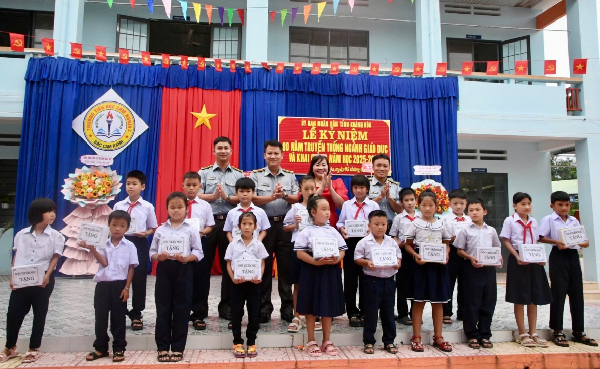 chi doi kiem ngu so 4 dong hanh cung hoc sinh den truong nam hoc moi hinh anh 1