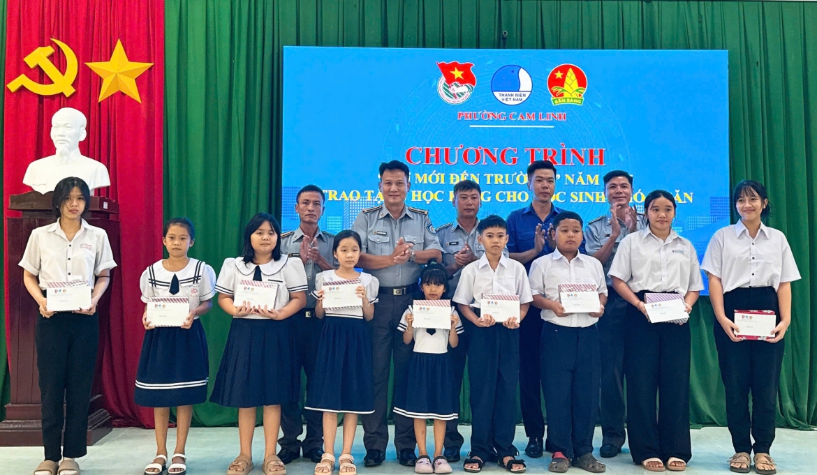 chi doi kiem ngu so 4 dong hanh cung hoc sinh den truong nam hoc moi hinh anh 2