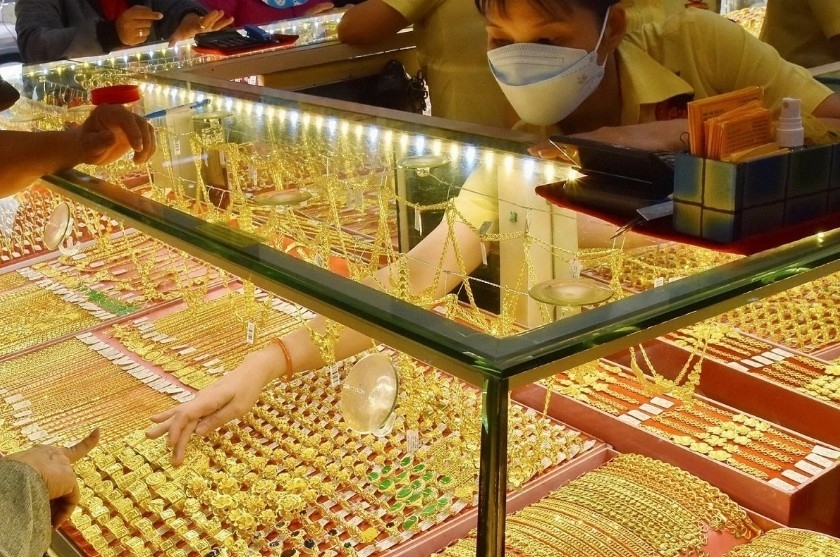 domestic gold prices hit record high despite global drop picture 1