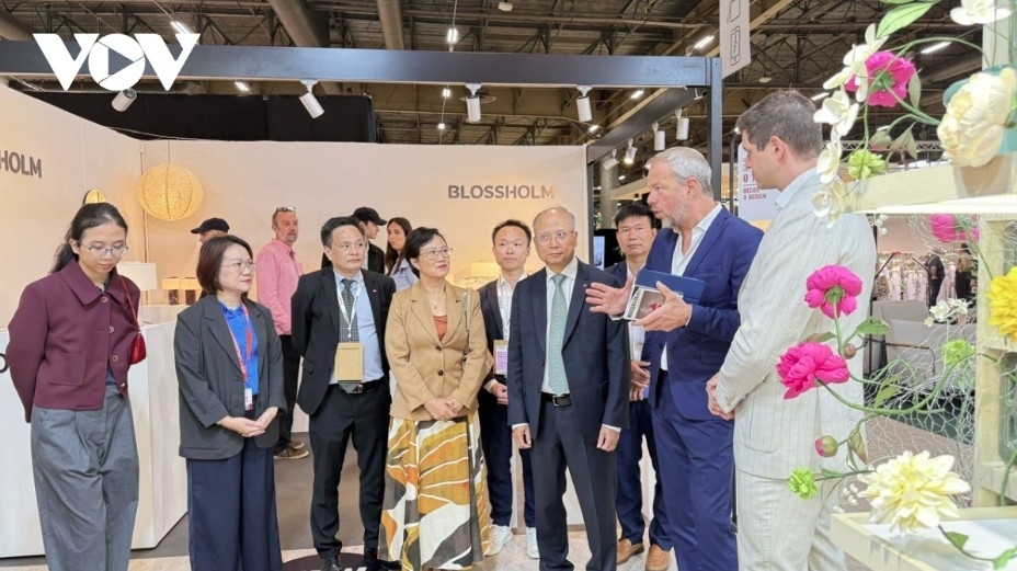 vietnam pavilion makes strong debut at interior and handicraft fair in paris picture 2