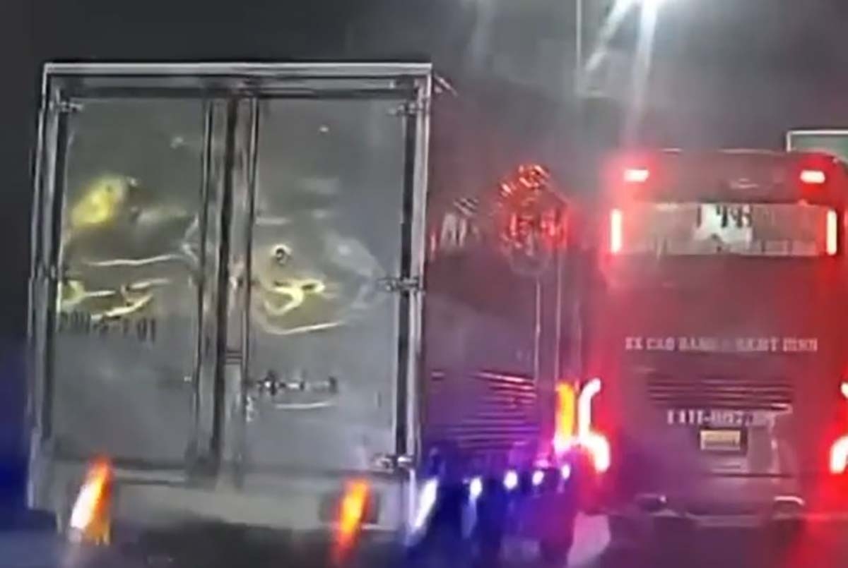 canh sat vao cuoc vu xe khach lan lan, chen ep xe tai tren vanh dai 3, ha noi hinh anh 1