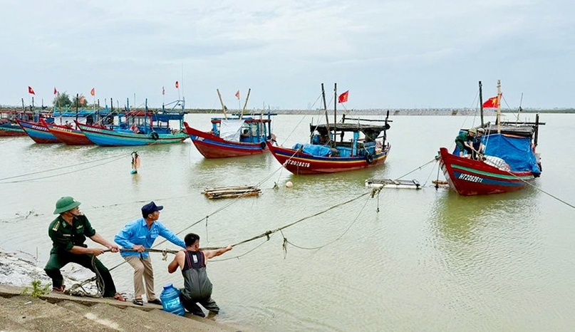 Gần 4.000 phương tiện trên biển ở Hà Tĩnh đã vào bờ neo đậu để ứng phó bão số 10