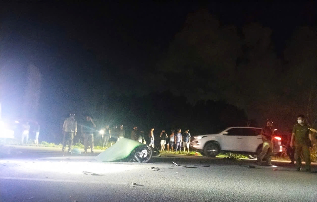 quang ngai tai nan giao thong, 2 nguoi tu vong tai cho hinh anh 1