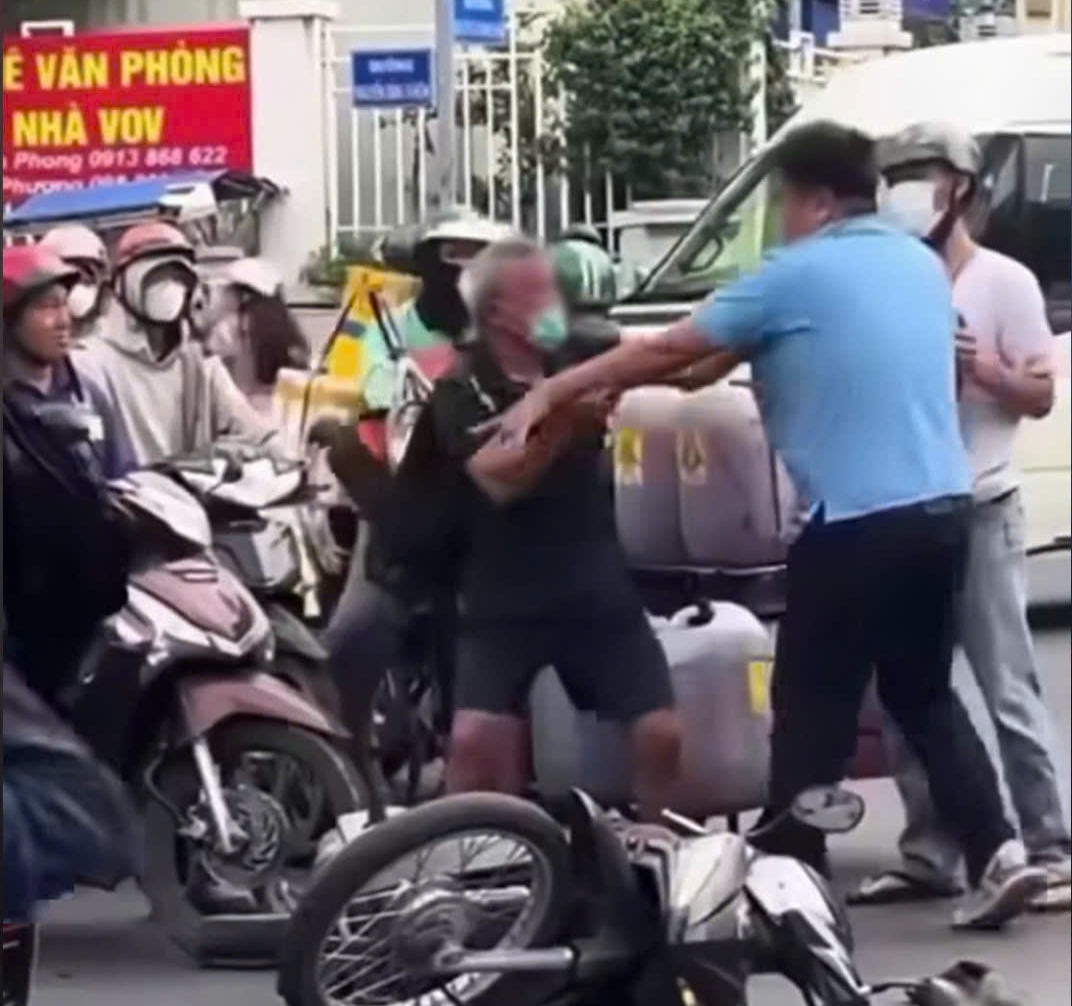 cong an xac minh vu nguoi dan ong lon tuoi bi danh tai giao lo o tp.hcm hinh anh 1