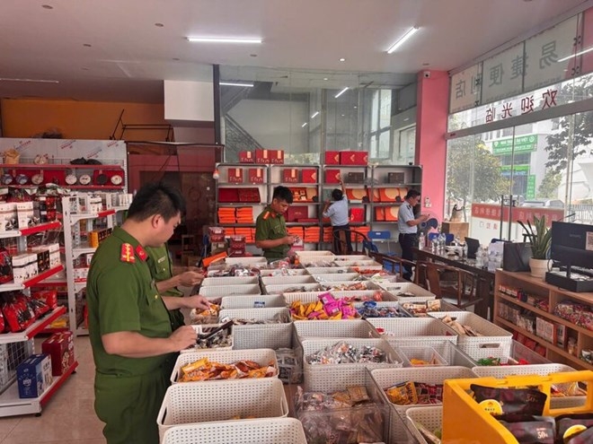 phat hien hang tram tui thuc pham khong ro nguon goc o hung yen hinh anh 1