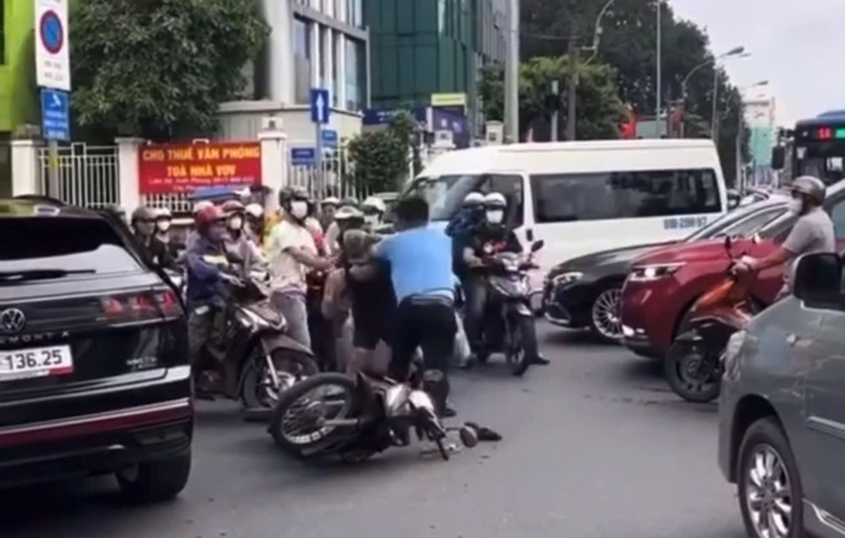 Clip cụ ông bị hành hung giữa trung tâm TP.HCM gây bức xúc