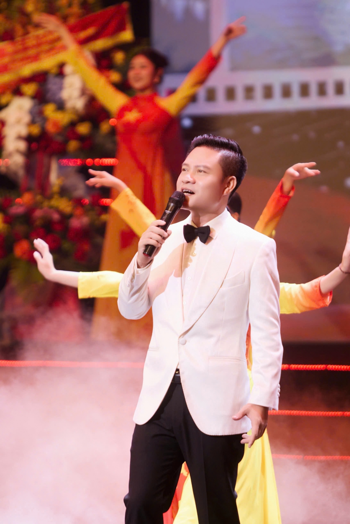 van nghe si Dai tieng noi viet nam gan bo, tan hien va tu hao hinh anh 5