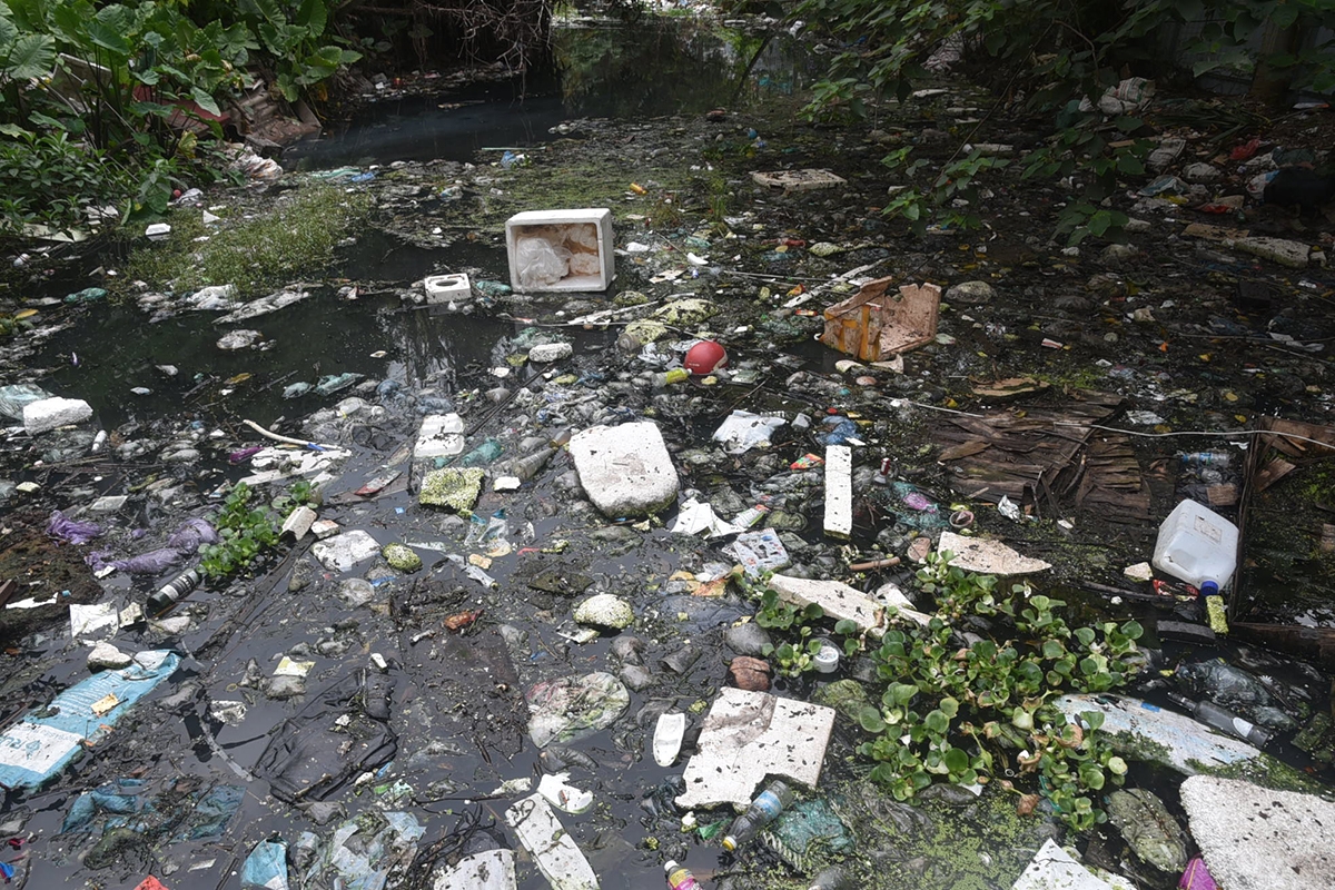 Ngõ 39 Tứ Liên: Dự án kè mương thoát nước bỏ dở thành bãi sình lầy hôi thối