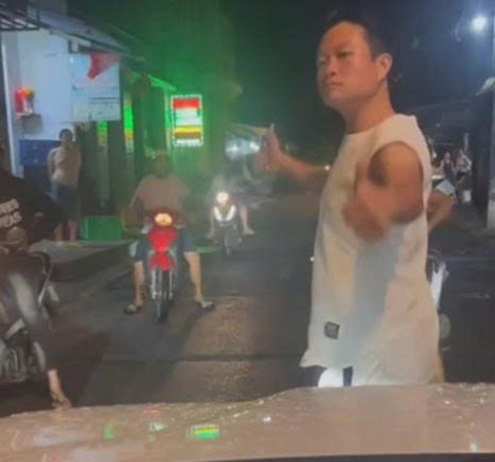tp.hcm người đàn ông chạy xe máy chặn đầu ô tô, khiêu khích tài xế hình ảnh 1 tp.hcm nguoi dan ong chay xe may chan dau o to, khieu khich tai xe hinh anh 1