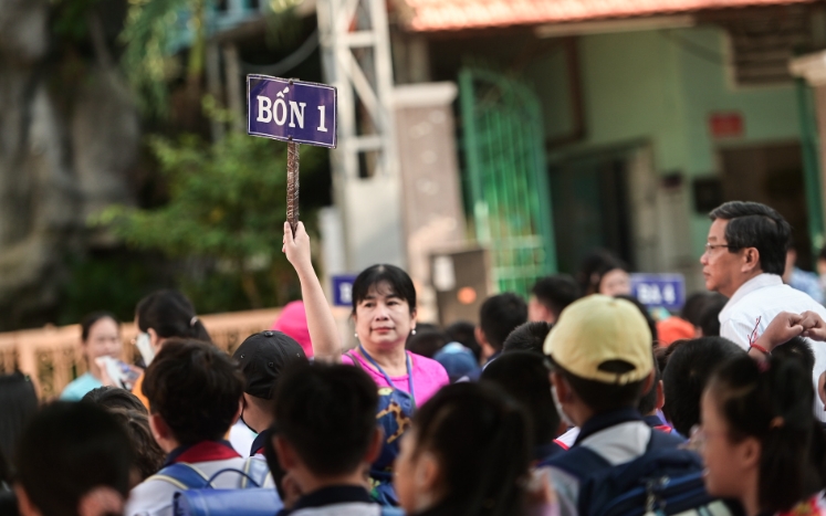 thay doi khien phu huynh tp.hcm nuc long dung hoc thu 7, khong tan truoc 16h30 hinh anh 1