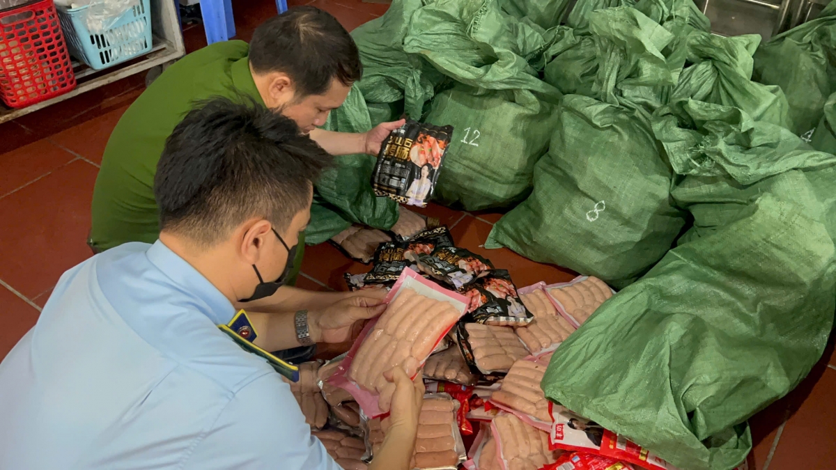 Phát hiện gần 1 tấn xúc xích, lạp xưởng “bẩn” ở Hà Nội