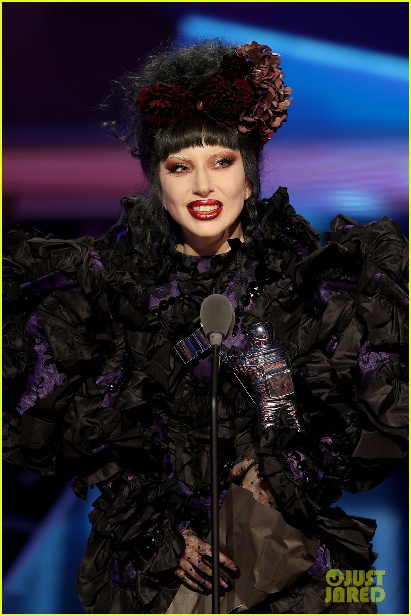 lady-gaga-wins-at-vmas-02.jpg