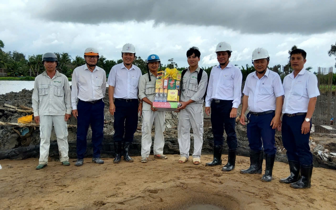hon 800 nguoi thi cong xuyen le tren cac cong trinh luoi dien khu vuc mien nam hinh anh 7