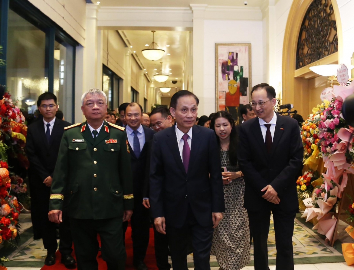 Ong le hoai trung du chieu dai cua Dsq trung quoc ky niem 76 nam quoc khanh hinh anh 1