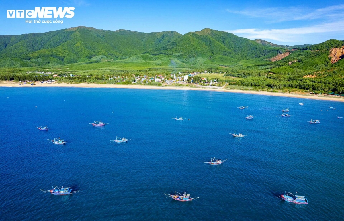 lo dieu fishing village - where nets bloom like flowers on the sea picture 2