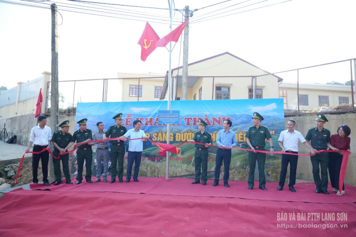 khanh thanh cong trinh thap sang duong thon bien gioi o lang son hinh anh 1