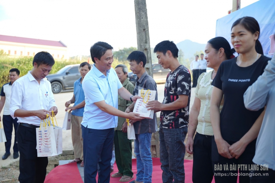 khanh thanh cong trinh thap sang duong thon bien gioi o lang son hinh anh 2