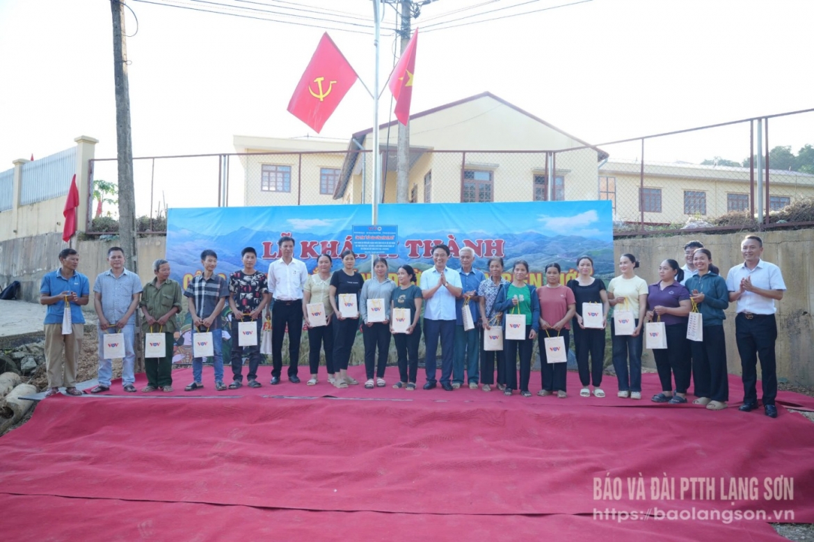 khanh thanh cong trinh thap sang duong thon bien gioi o lang son hinh anh 3