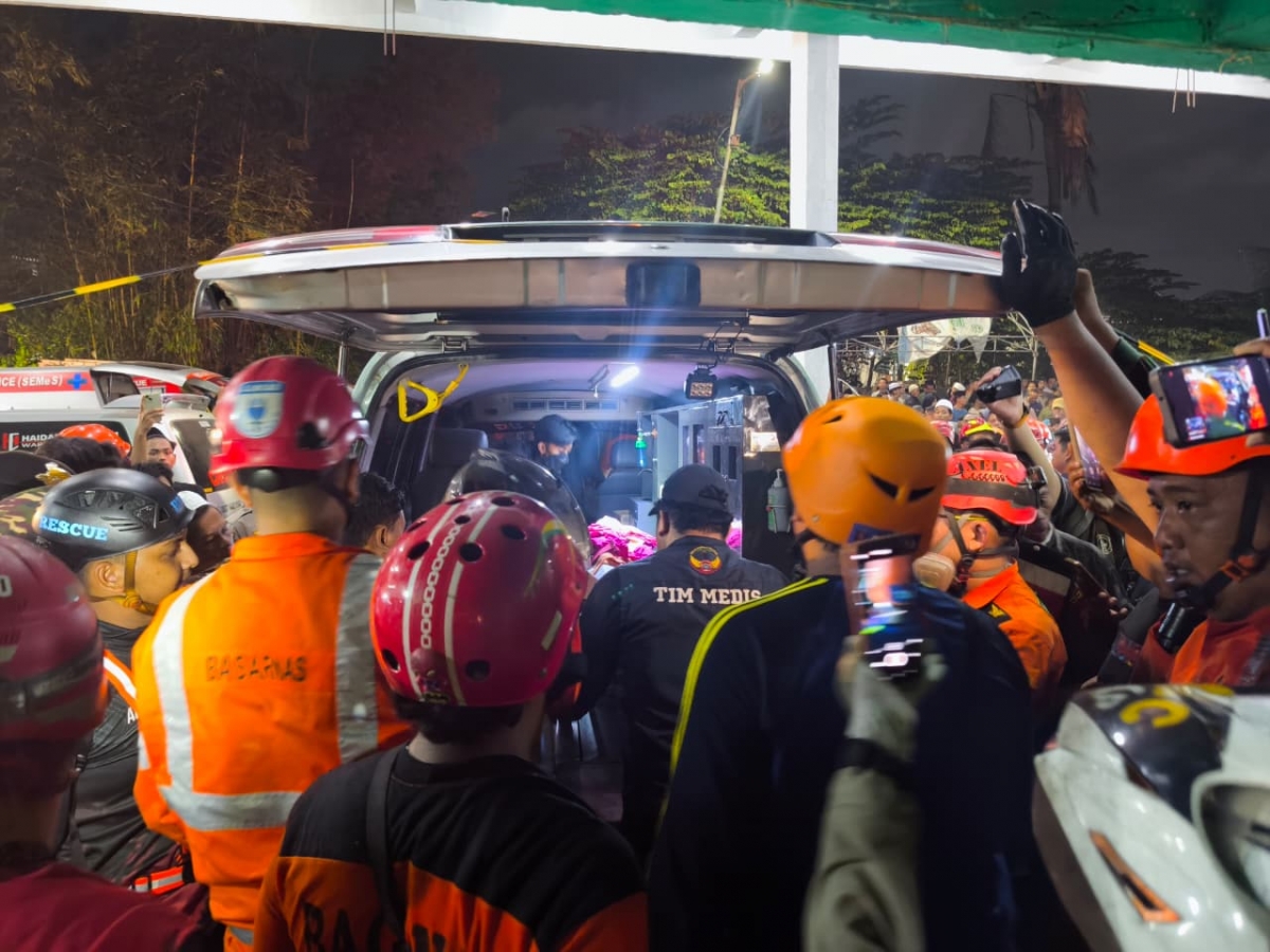 Sập trường học ở Indonesia: Lực lượng cứu hộ chạy đua tìm kiếm 38 nạn nhân