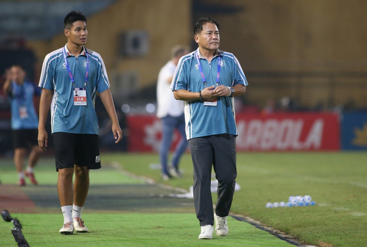 ha noi fc chia tay hlv nguoi nhat ban, v-league co nha cam quan dau tien mat viec hinh anh 1