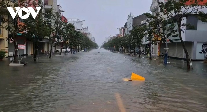 typhoon bualoi batters central vietnam, leaving widespread damage picture 4