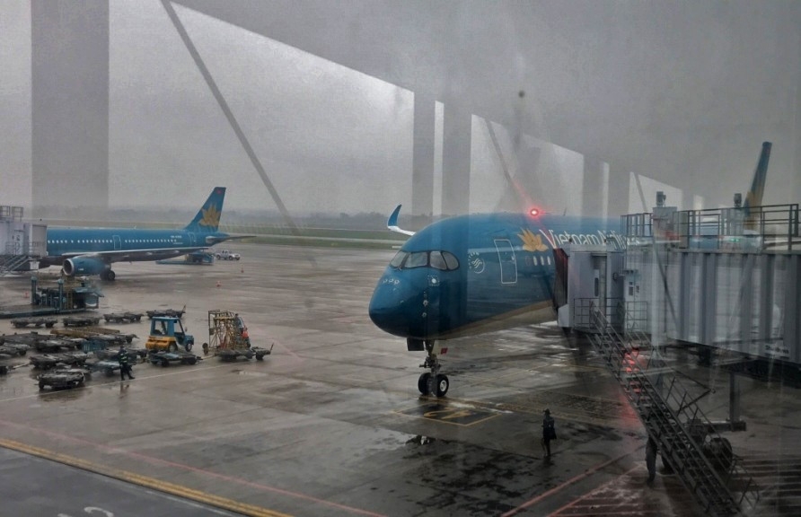 Sân bay miền Trung tốc mái vì bão số 10, hơn 300 chuyến bay tránh bão Bualoi