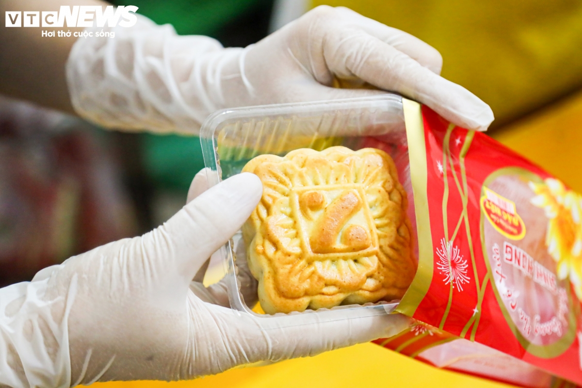 moon cake makers preserve authentic flavours for mid-autumn festival picture 12