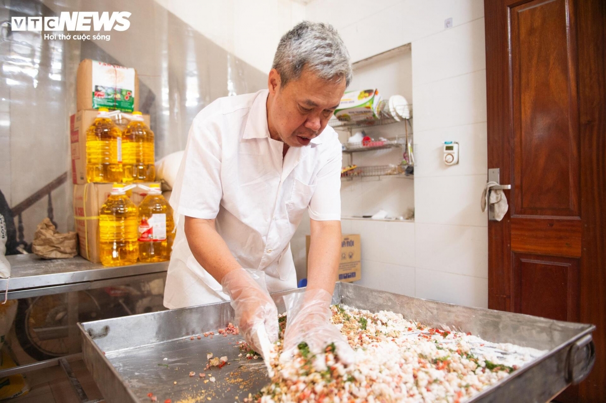 moon cake makers preserve authentic flavours for mid-autumn festival picture 5