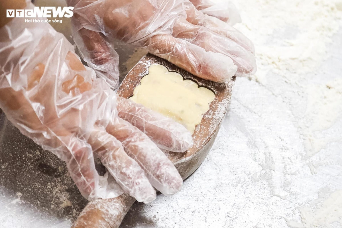 moon cake makers preserve authentic flavours for mid-autumn festival picture 9