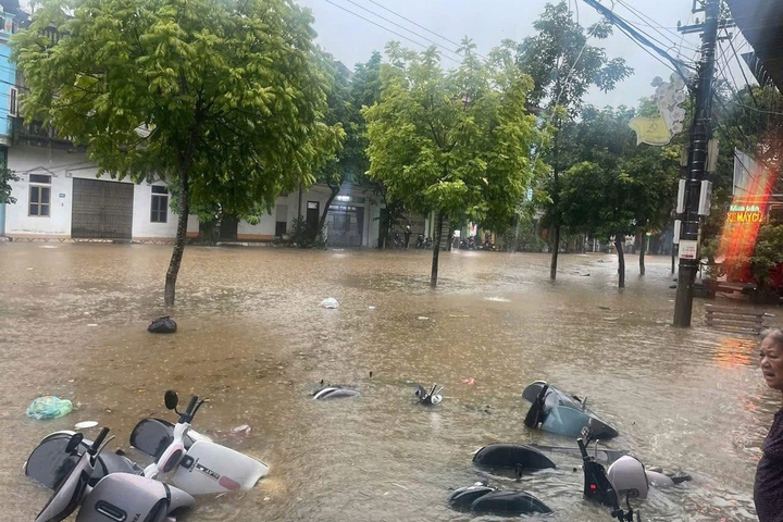 Duong pho lao cai bien thanh song sau mua lon hinh anh 1