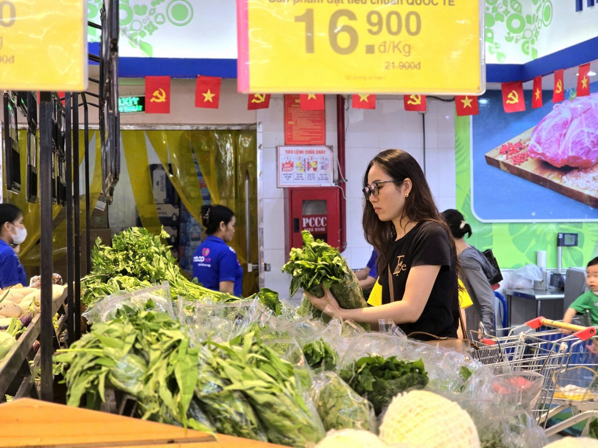 giua bao so 10, saigon co.op tung goi binh on gia thiet yeu, giam gia thuc pham den 33 hinh anh 3