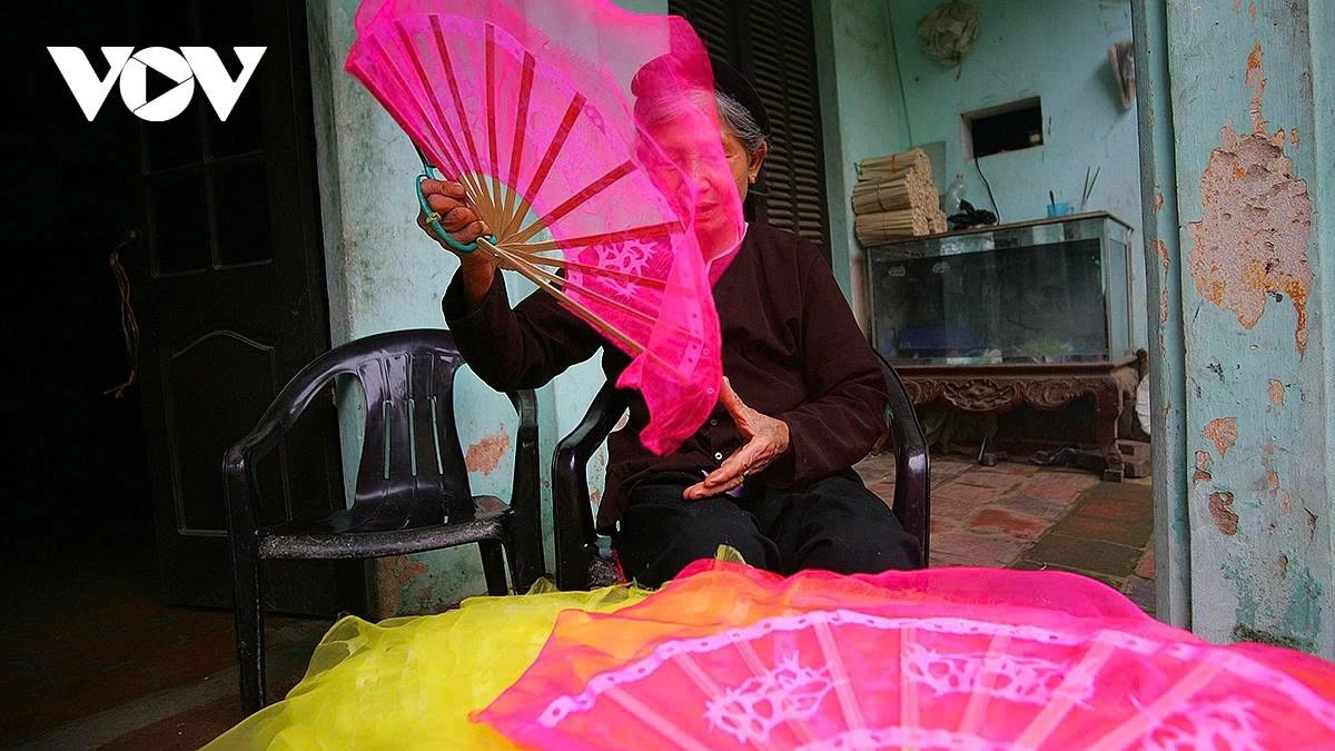 discovering chang son traditional paper fan making village in hanoi picture 2