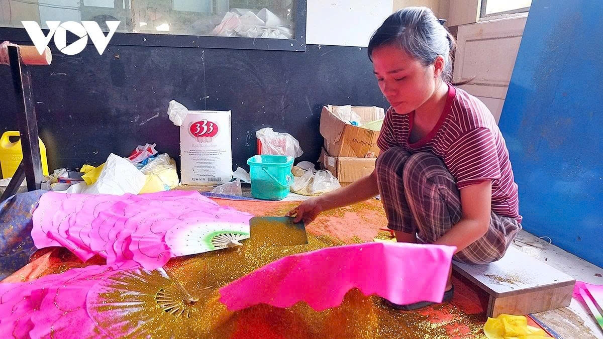 discovering chang son traditional paper fan making village in hanoi picture 5