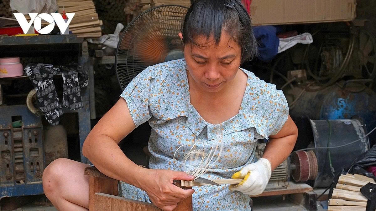 discovering chang son traditional paper fan making village in hanoi picture 8