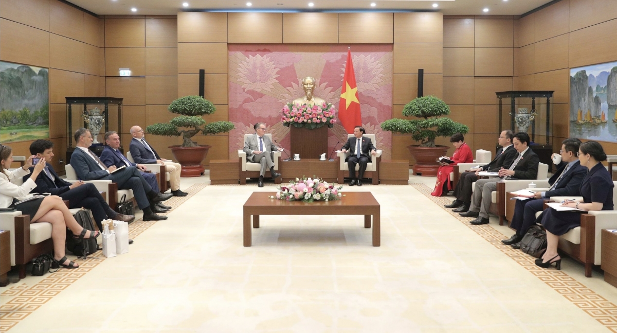 Phó chủ tịch Quốc hội Nguyễn Khắc Định tiếp đoàn nghị sĩ Thượng viện Pháp