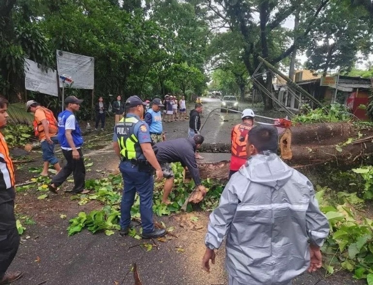 nhung hinh anh dau tien sau khi bao bualoi do bo vao philippines hinh anh 7