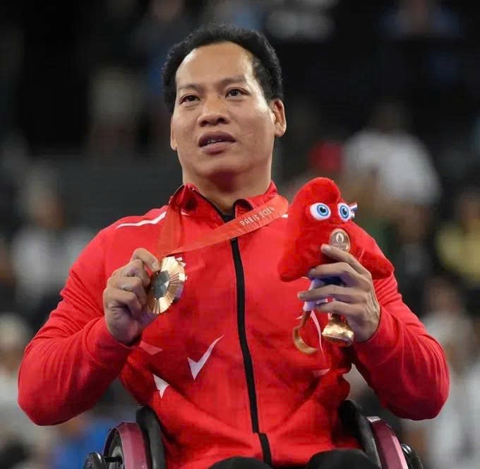 Vietnamese Paralympic powerlifter honoured with French Gold Medal for dedication