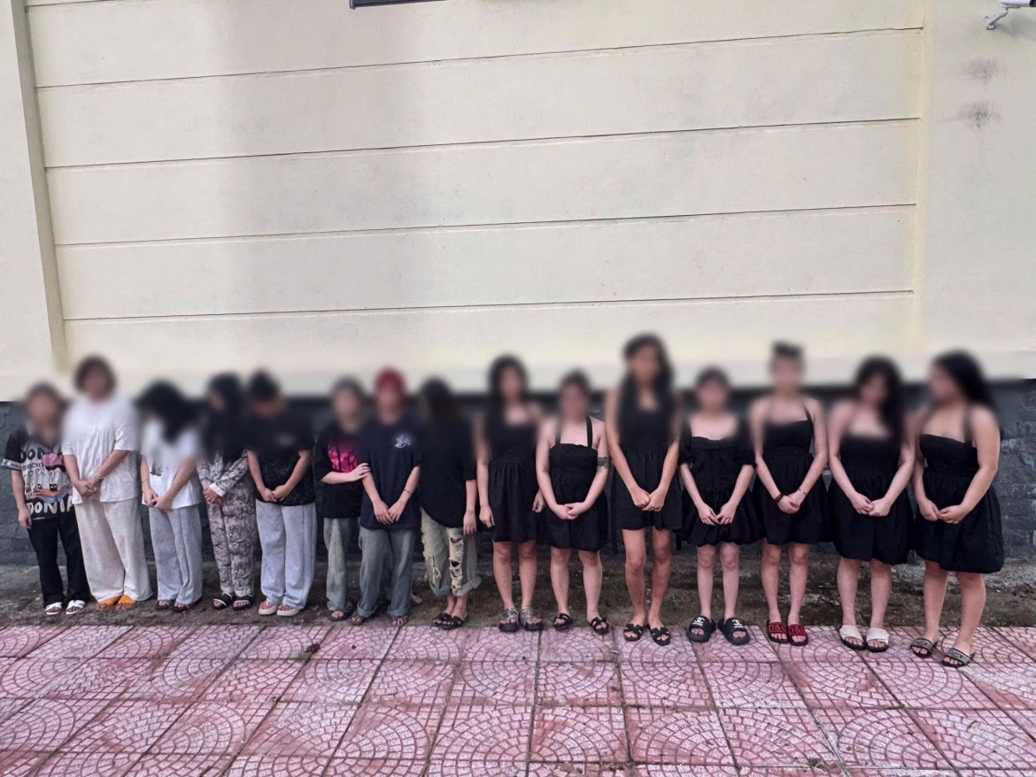 cong an phu tho triet pha tu diem mai dam, thu giu nhieu ma tuy tai quan karaoke 88 hinh anh 3