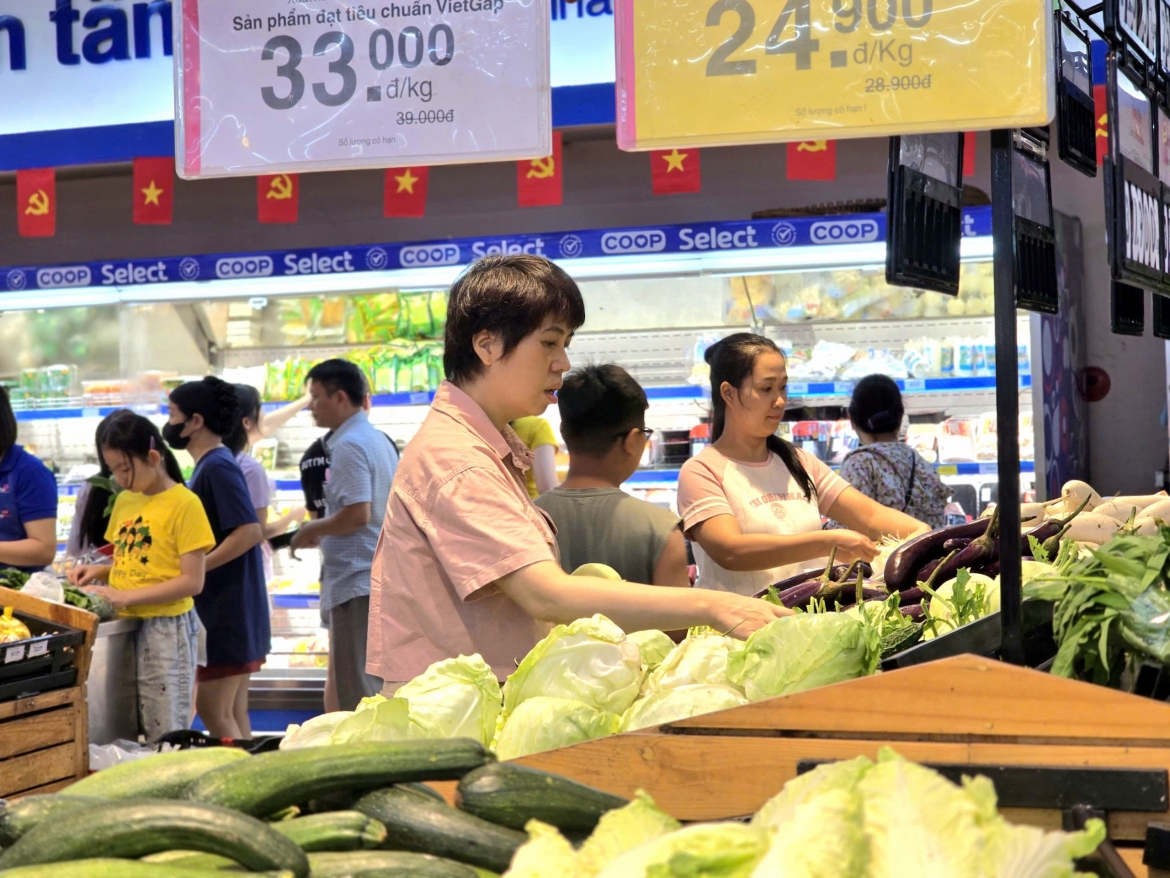 giua bao so 10, saigon co.op tung goi binh on gia thiet yeu, giam gia thuc pham den 33 hinh anh 6
