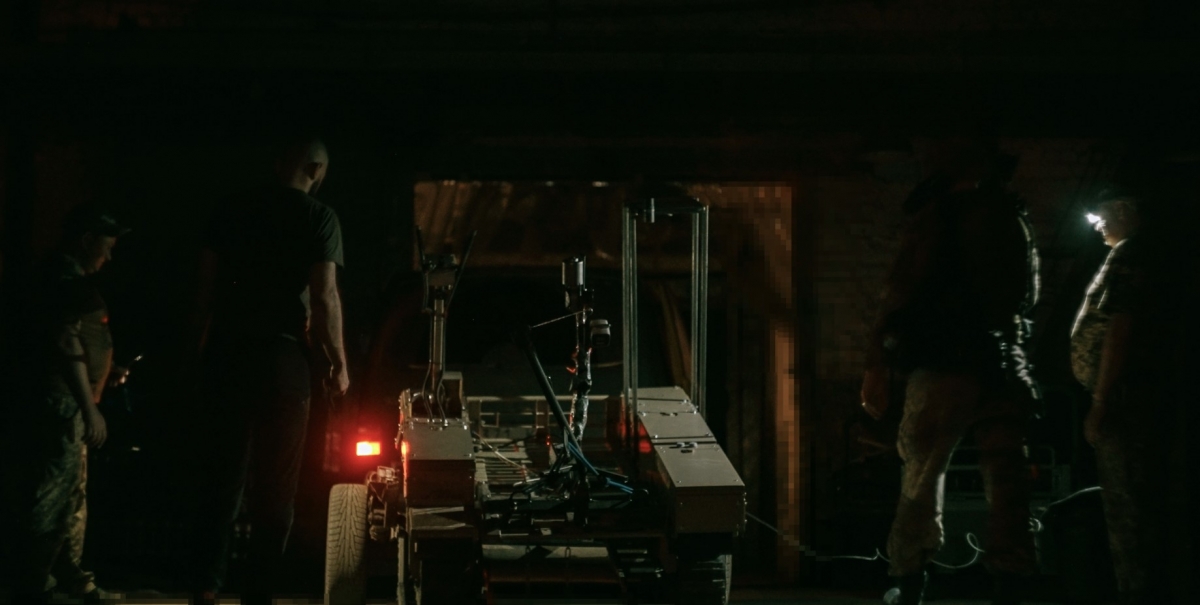 Các binh lính thuộc Lữ đoàn Tấn công số 92 của Ukraine đang đưa một phương tiện mặt đất không người lái (UGV) lên xe tải để triển khai ra tiền tuyến. Ảnh: Ryan Van Ert