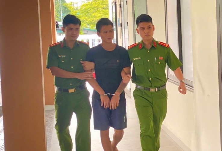 Người đàn ông cầm dao xông vào trụ sở, chém bị thương Phó trưởng Công an xã