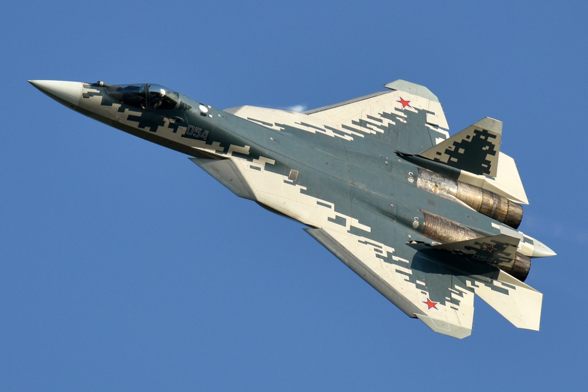tiem kich su-57 hoa chien than tang hinh nho phi doi uav tan cong tiep suc hinh anh 1