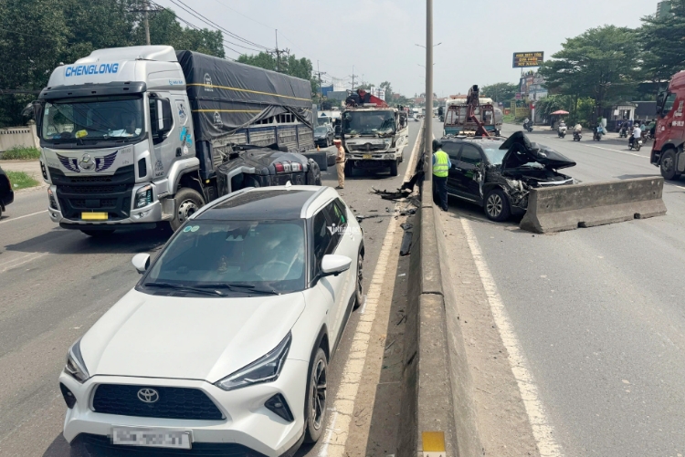 Hiện trường 8 ô tô tông liên hoàn trên quốc lộ: Xe lật, bánh văng, khách hoảng loạn