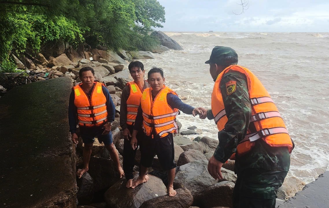 Chìm tàu cá tại Cà Mau, 4 thuyền viên được cứu vớt an toàn