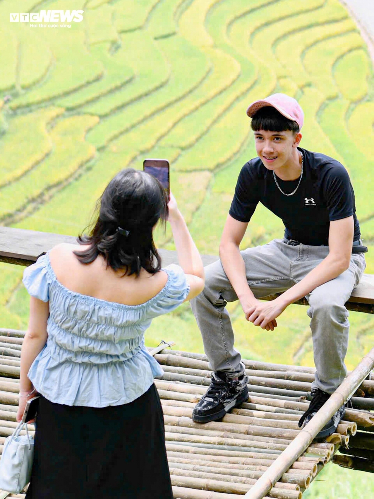 golden terraced fields at 2,000m draw crowds of tourists picture 7