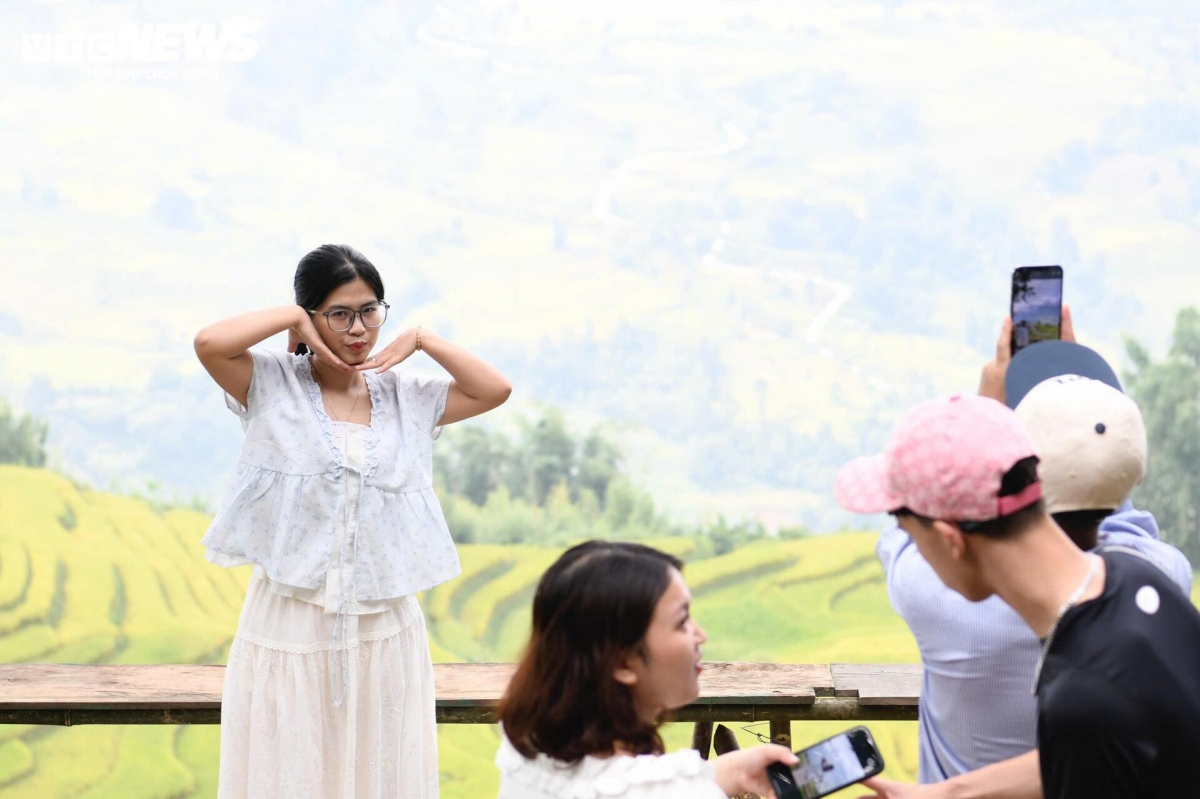 golden terraced fields at 2,000m draw crowds of tourists picture 8
