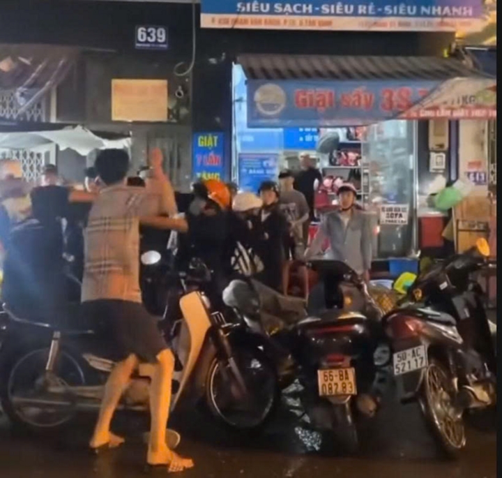 Xác minh clip nhóm thanh niên vây đánh đôi nam nữ ở TP.HCM