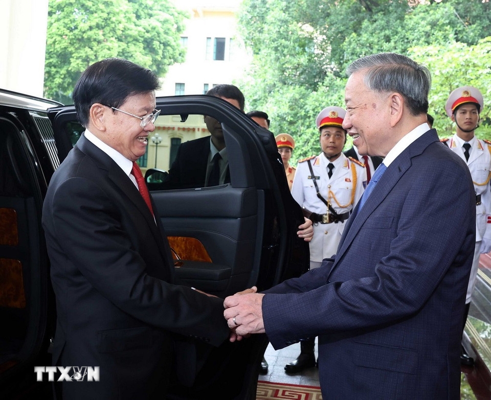 Ikki busty lezbiyen bir-birining crotches erkalash Olga Krasko porno video