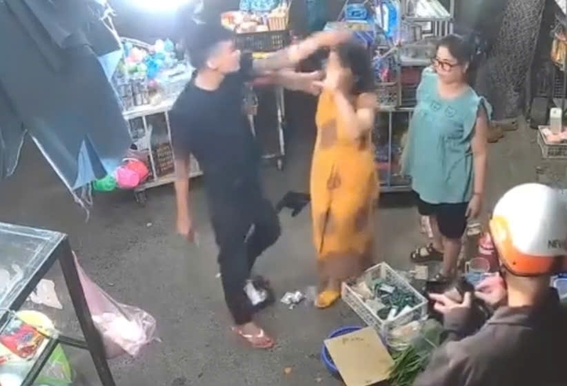 Công an triệu tập nam thanh niên đánh thai phụ và hỏi "biết tao là ai không?"