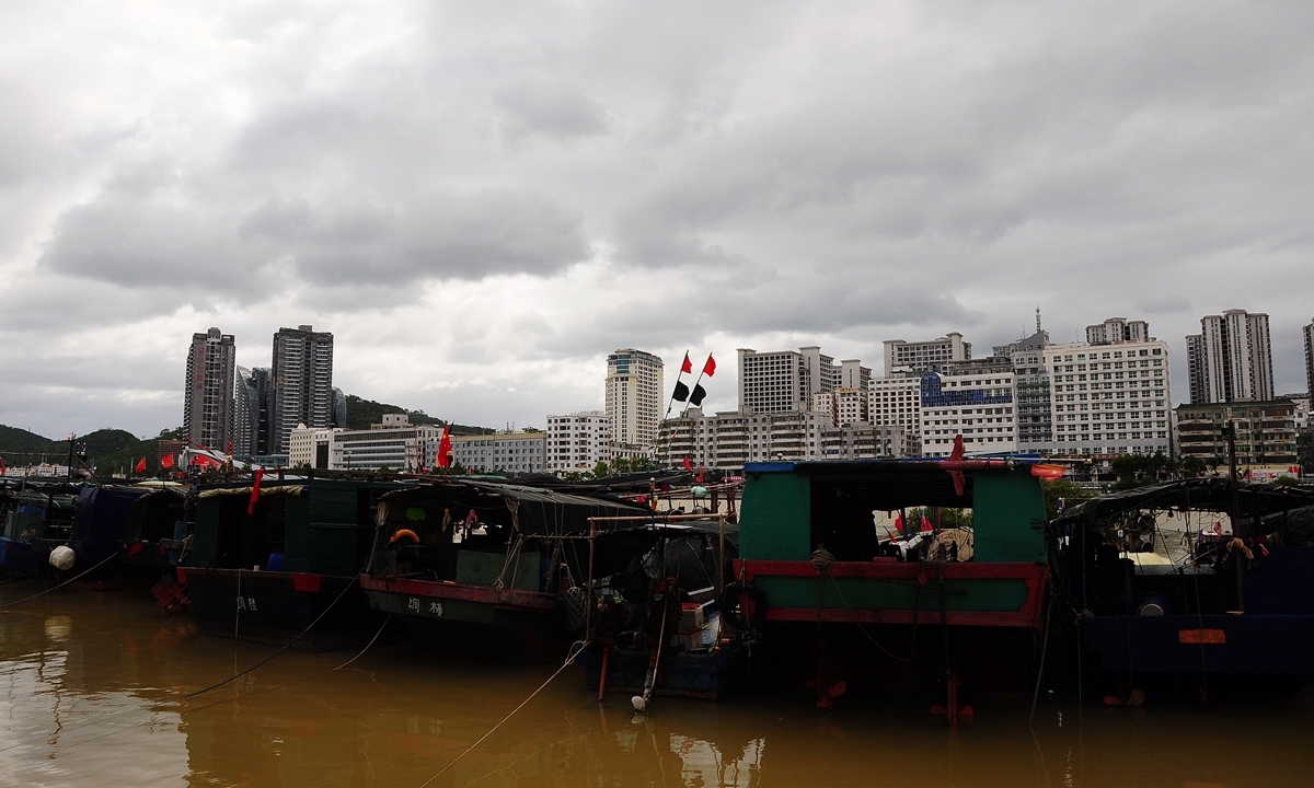 Trung Quốc đóng cửa trường học, sơ tán gần 37.000 người do bão Bualoi